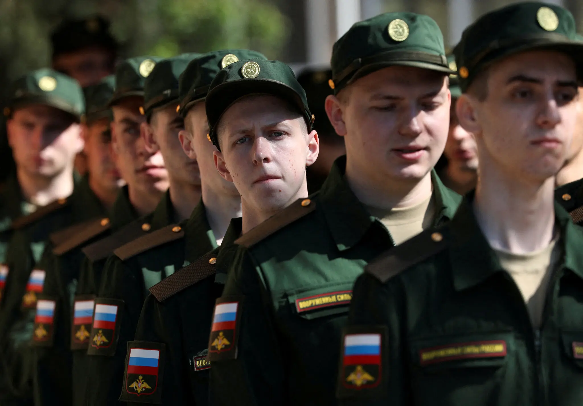 Російські призовники в пункті вербування в Сімферополі, Крим, у квітні